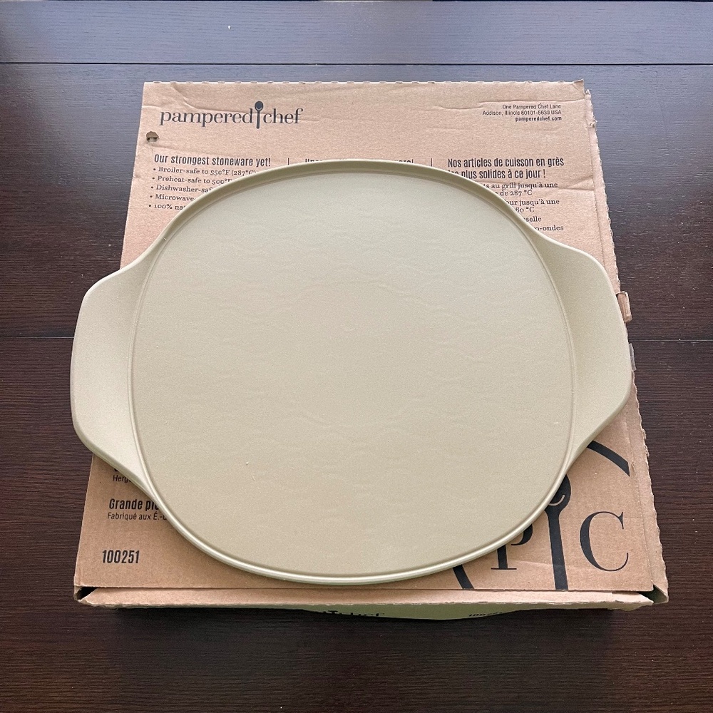 NEW Pampered Chef Medium Round Stone with Handles 13" NIB Baking, Pizza, Cookie